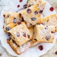 Шарлотка с белым шоколадом и ягодами
